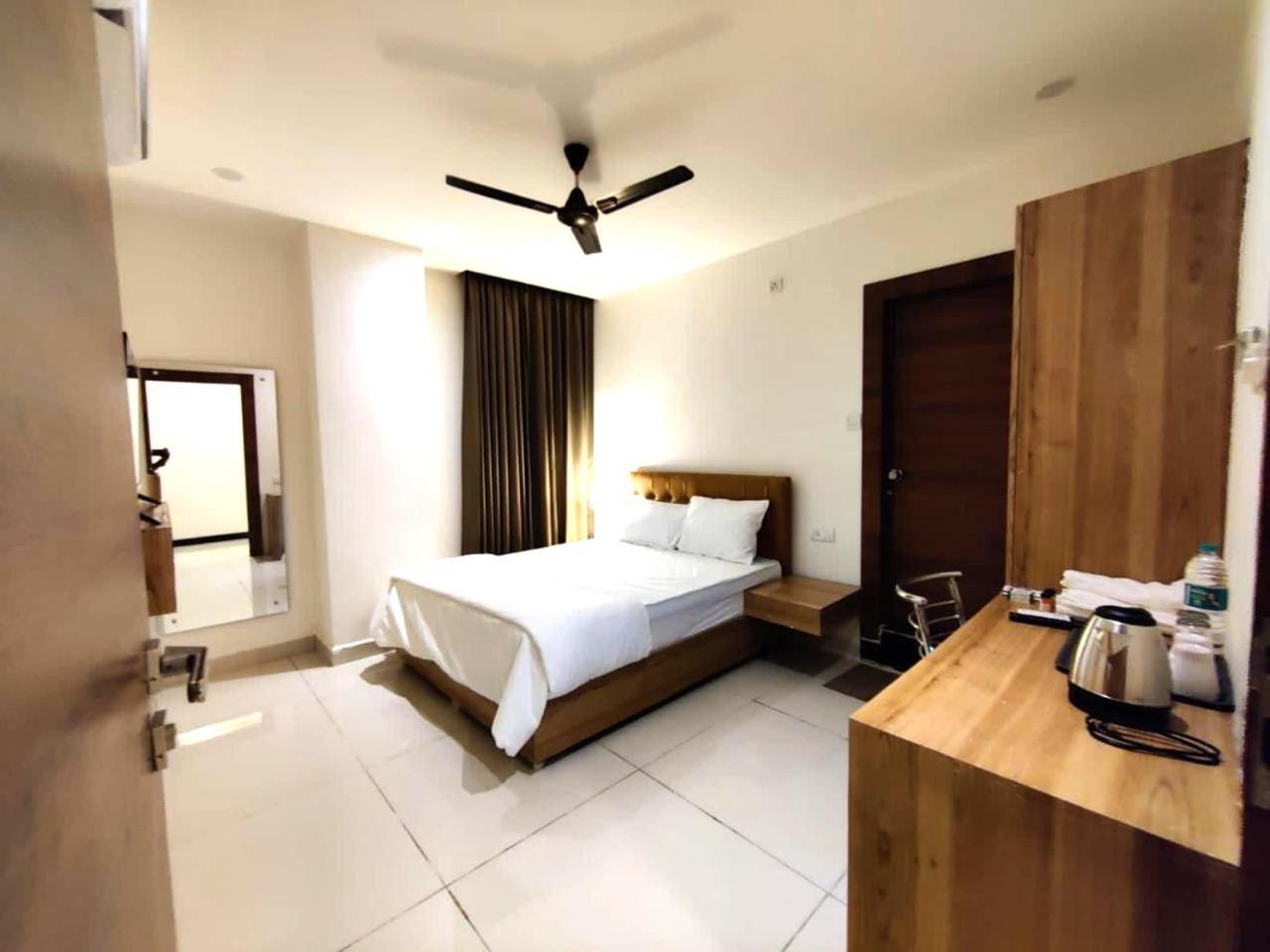 Hotel Hibiscus Tree- Bachupally Haidarábád Kültér fotó